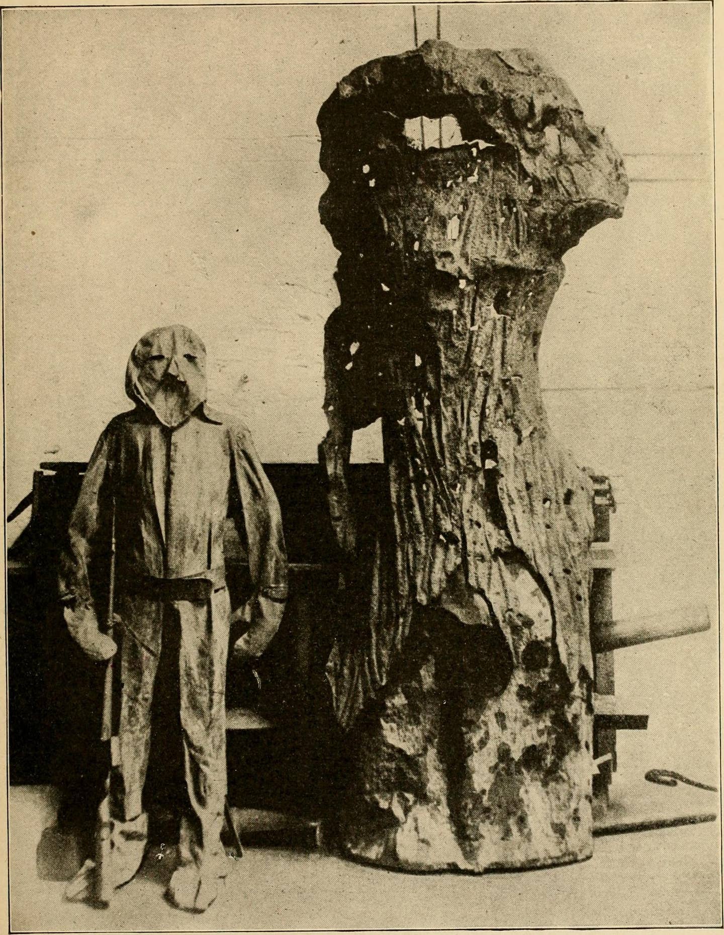 A German sniper suit and a fake tree, used to fire from within, captured by the Allies in 1918. <em>The People’s War Book; History, Cyclopaedia and Chronology of the Great World War/Wikimedia Commons</em>
