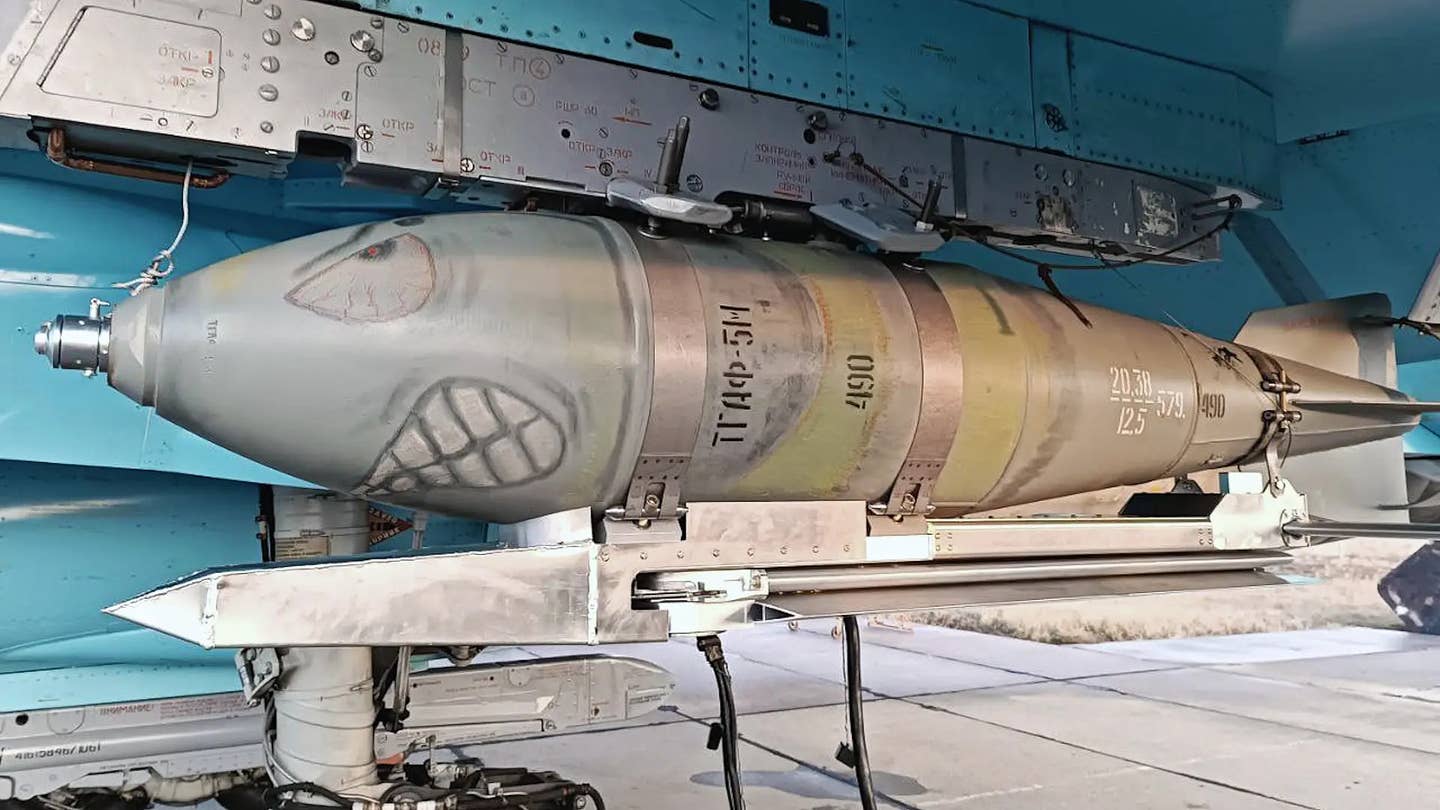 The crude unguided wing kit attached to a FAB-500M-62 bomb and mounted on an Su-34. <em>Via Telegram</em>