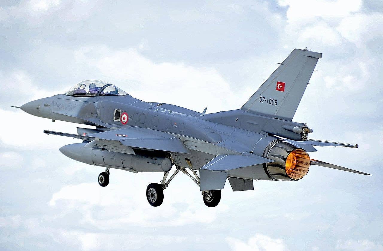 The view of a Turkish Block 50 F-16C from the rear, showing the exhaust nozzle for its F110-GE-129 engine. <em>Crown Copyright</em>
