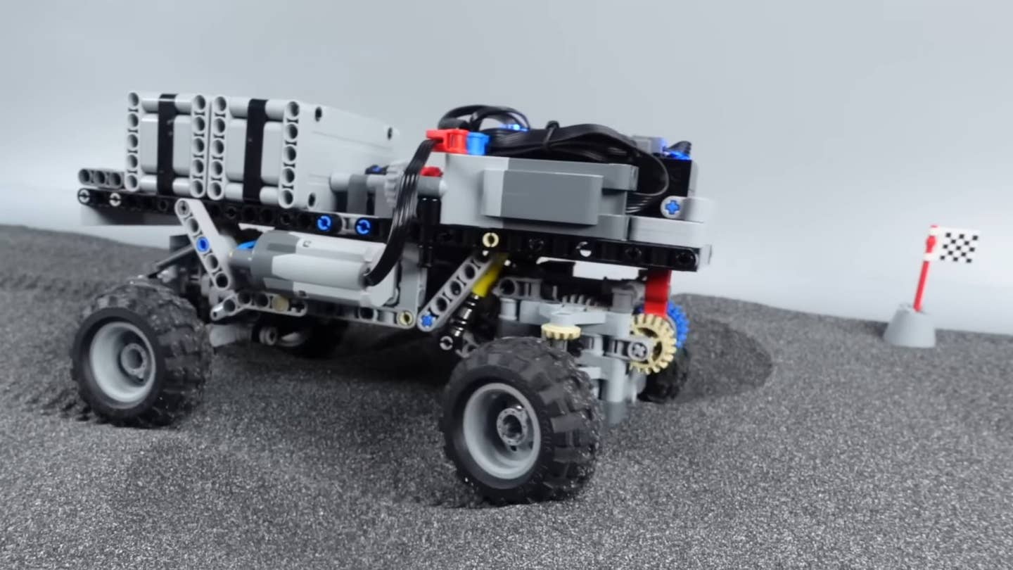 Learn How to Drive in the Sand With This Cool Lego Off-Road Build
