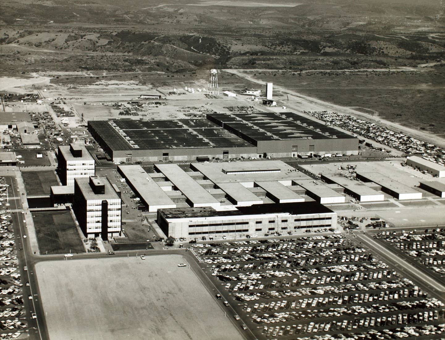 Aerial view of Convair Astronautics, San Diego, with the administration buildings flanking the lobby to the left. <em>SDASM Archives via Flickr</em>