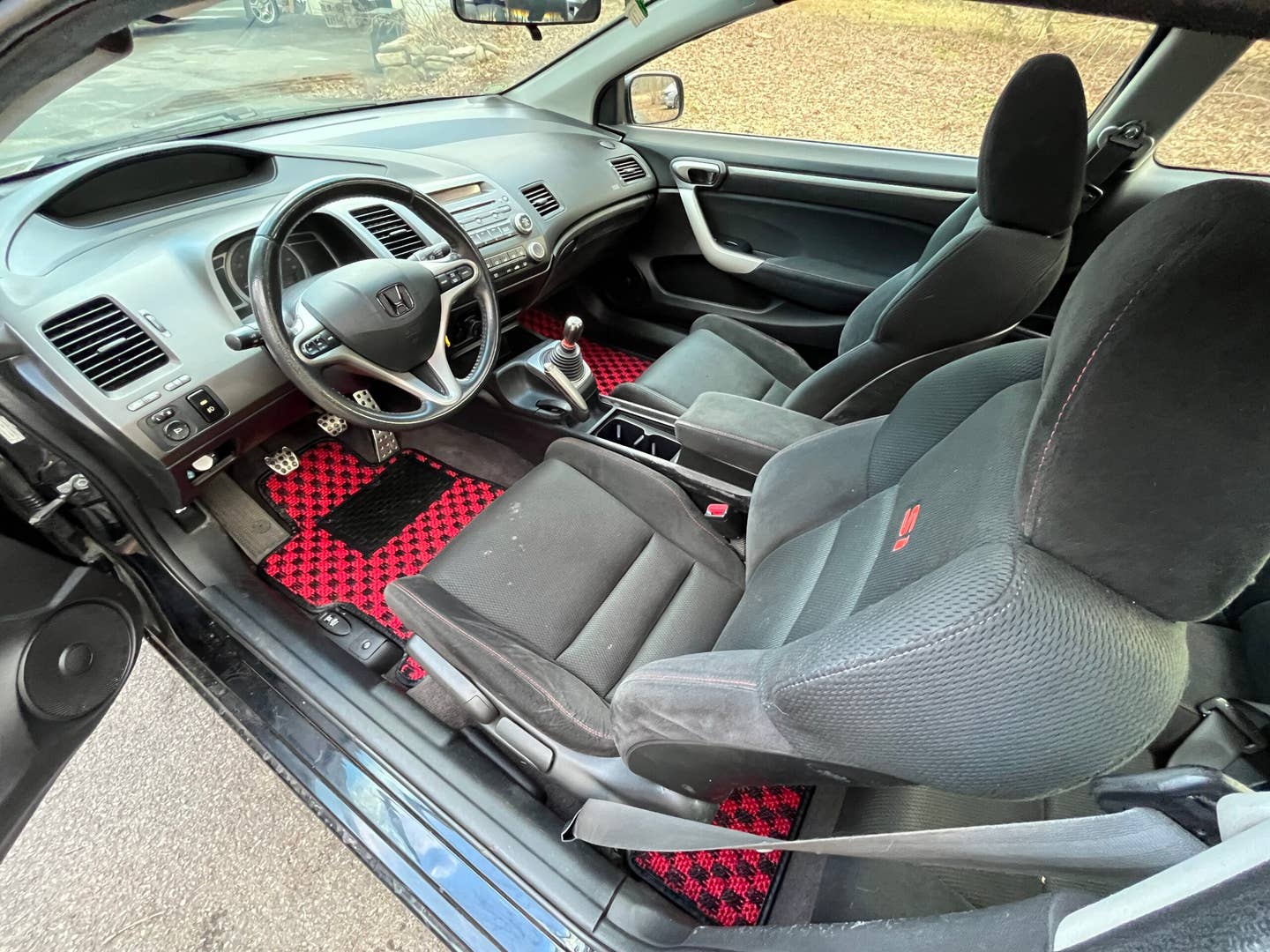 The stock eighth-gen Si seats look decent, but I'm not very impressed with their comfort. Those floormats are from CocoMats, by the way, and I'm crazy about them—did <a href="https://www.thedrive.com/guides-and-gear/cocomats-floor-mats-review-cool-classy-and-worth-the-money" target="_blank" rel="noreferrer noopener">a whole review on those too</a> if you're interested. <em>Andrew P. Collins</em>