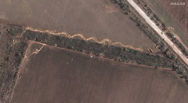 Trenches and positions along the E105 highway. Satellite image ©2023 Maxar Technologies.