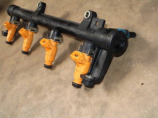 A typical port fuel injector and fuel rail. <em>Wikimedia Commons</em>