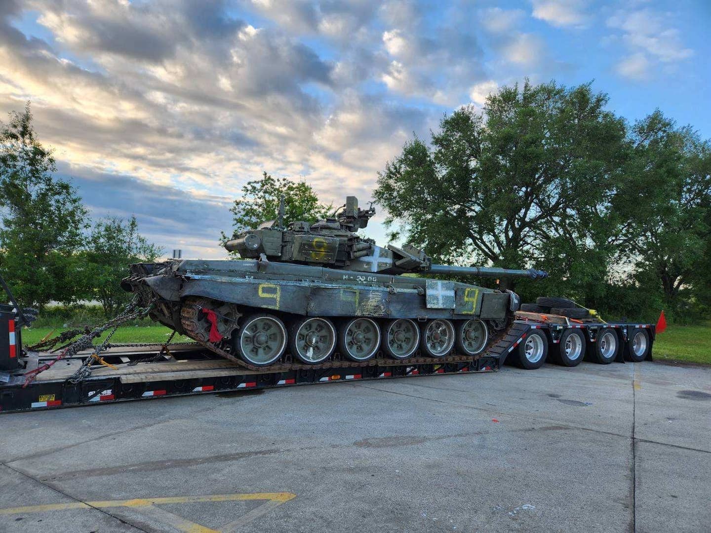 A Russian T-90 tank, apparently captured by Ukraine last fall, was left at a Louisiana truck stop after the truck hauling it broke down. (Cody Sellers photo)