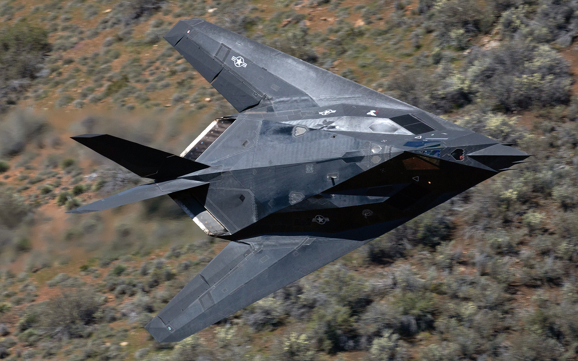 F-117 Nighthawks captados rugiendo a través de un cañón en impresionantes imágenes