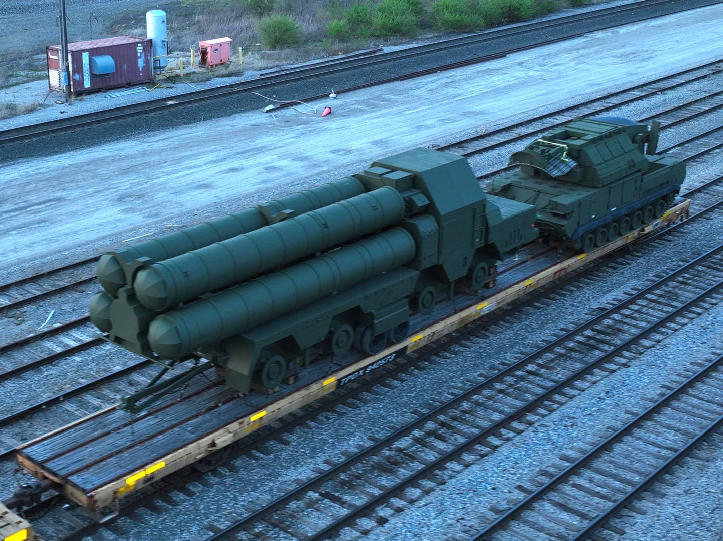 A view of the rail car with what appears to be a <a href="https://truck-encyclopedia.com/coldwar/ussr/5P85.php#:~:text=The%205P85%20is%20the%20global,by%20the%20late%20the%201970s." target="_blank" rel="noreferrer noopener">5P85S transporter-erector-launcher</a> (TEL), at left, and a Tor-M1, at right. <em>Joseph Zadeh&nbsp;/ @aboveaverage.joe</em>