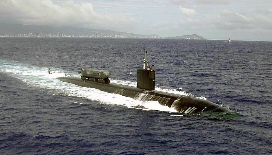 The prototype Advanced SEAL Delivery System submersible seen here on top of the rear deck of the <em>Los Angeles</em> class attack submarine USS&nbsp;<em>Greenville</em>.&nbsp;<em>USN</em>