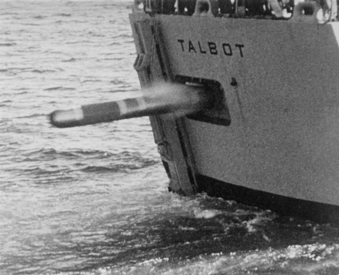 The Mk 48 torpedo was intended for use in both submarines and surface ships, in the latter for the ASW role. Twin Mk 25 tubes for Mk 48 torpedoes were fitted in guided missile frigates (DLG/DLGN) in their after deckhouse and in escort ships (DE/DEG) in their stern counters. This photo shows a Mk 48 being launched from the USS <em>Talbot</em> (DEG-4). <em>Lockheed Shipbuilding; US Navy</em>
