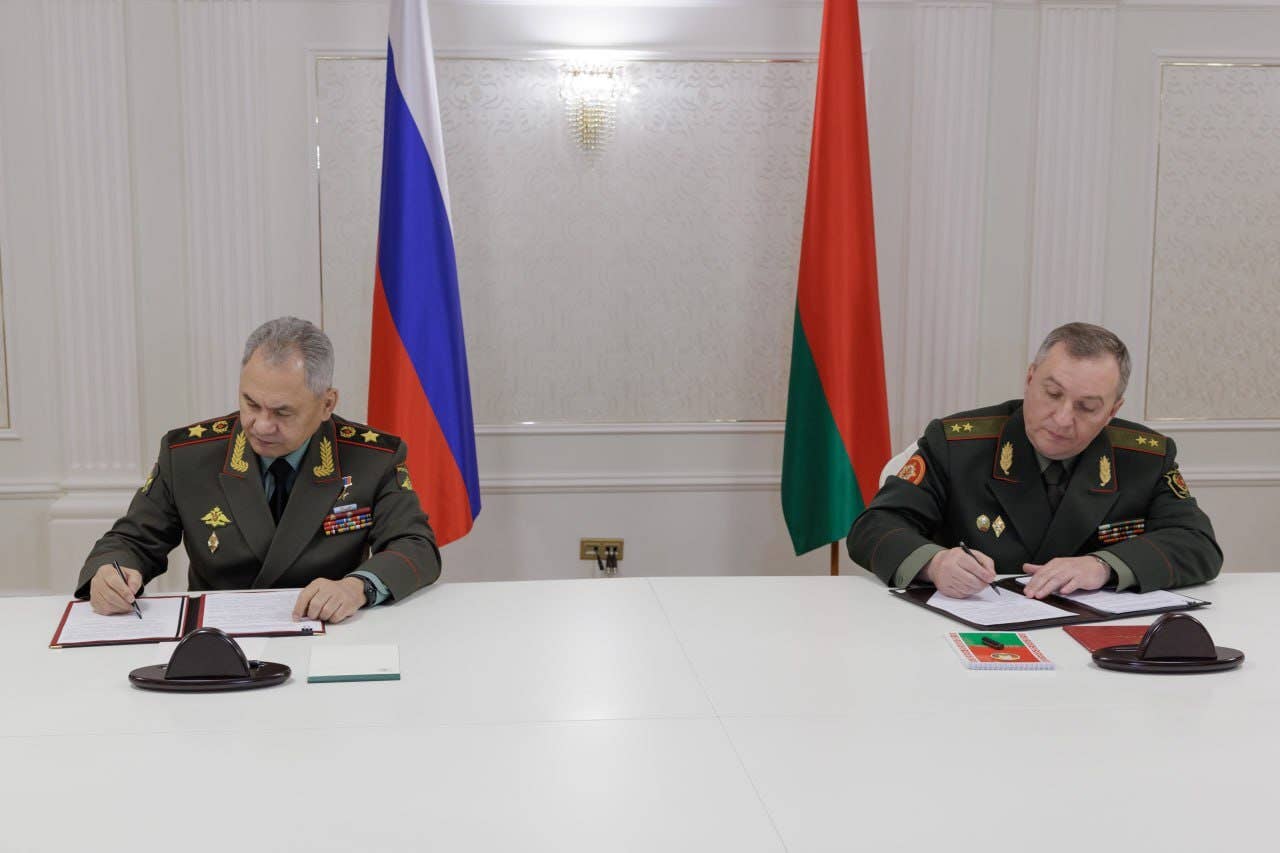 Russian Defense Minister Sergei Shoigu (left) and his Belarusian counterpart Viktor Khrenin sign an agreement to place Russian tactical nuclear weapons in Belarus. (Russian MoD photo)
