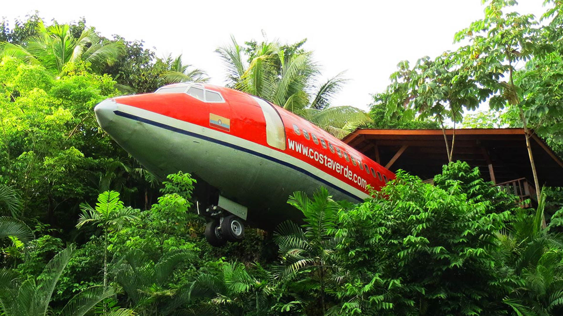 This Boeing 727 Hanging in the Costa Rica Jungle Is a Wild Luxury Treehouse