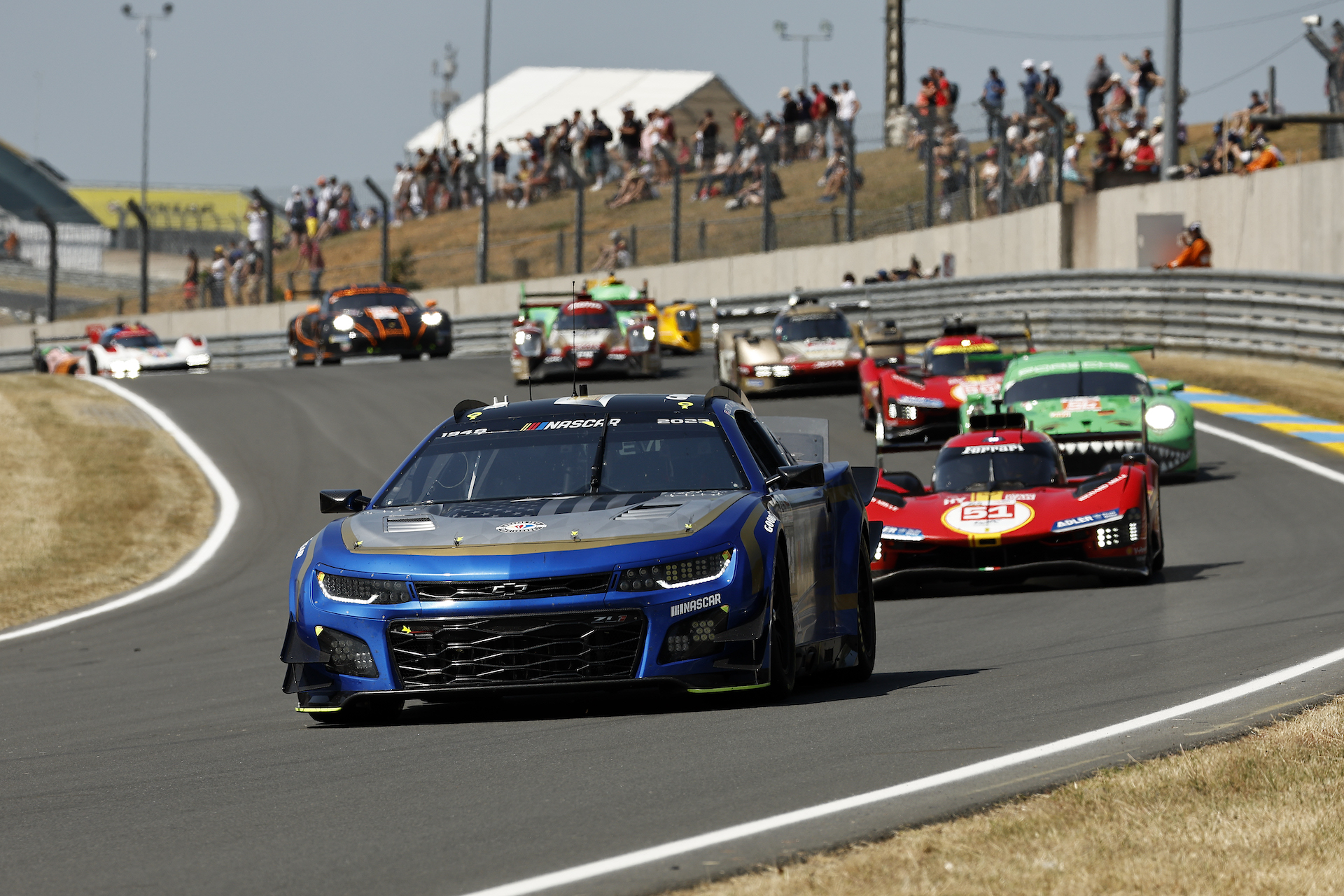 NASCAR Camaro At Le Mans Looks Huge And Hilarious Next To European Rivals nascar-camaro-at-le-mans-looks-huge-and-hilarious-next-to-european-rivals