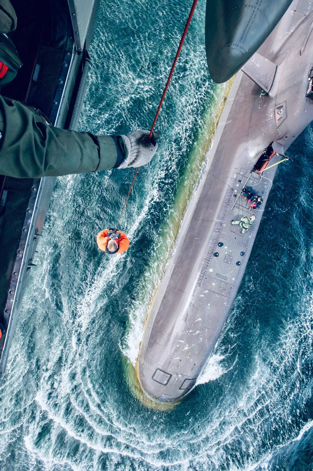 HOISTEX exercise with the <em>U-32</em> (S-182).<em> Photo by Markus Krone</em>
