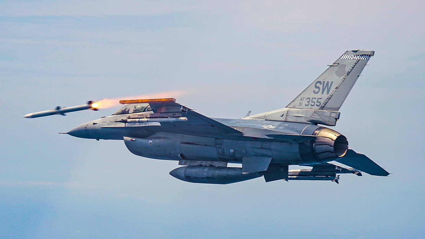 The AIM-120 AMRAAM rips off the wingtip missile station of the 20th Fighter Wing F-16C. <em>Jamie Hunter </em>