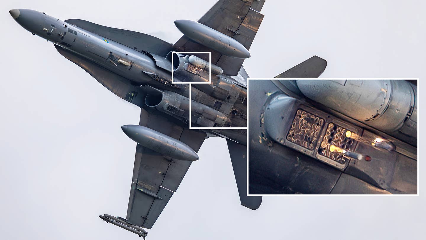 مشهد لا يصدق  من مقاتلة هورنت F/A-18 وهي تطلق المشاعل Infrared  decoy Flares