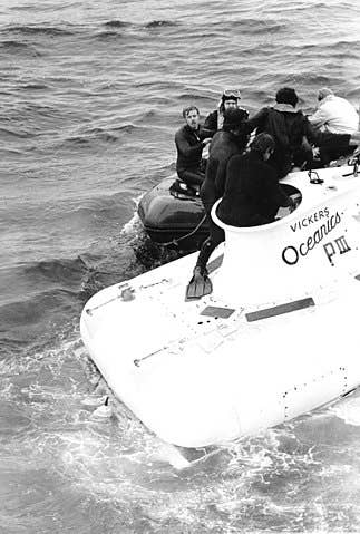Divers assist the rescued crew from&nbsp;<em>Pisces III</em>. <em>Wikimedia Commons</em>
