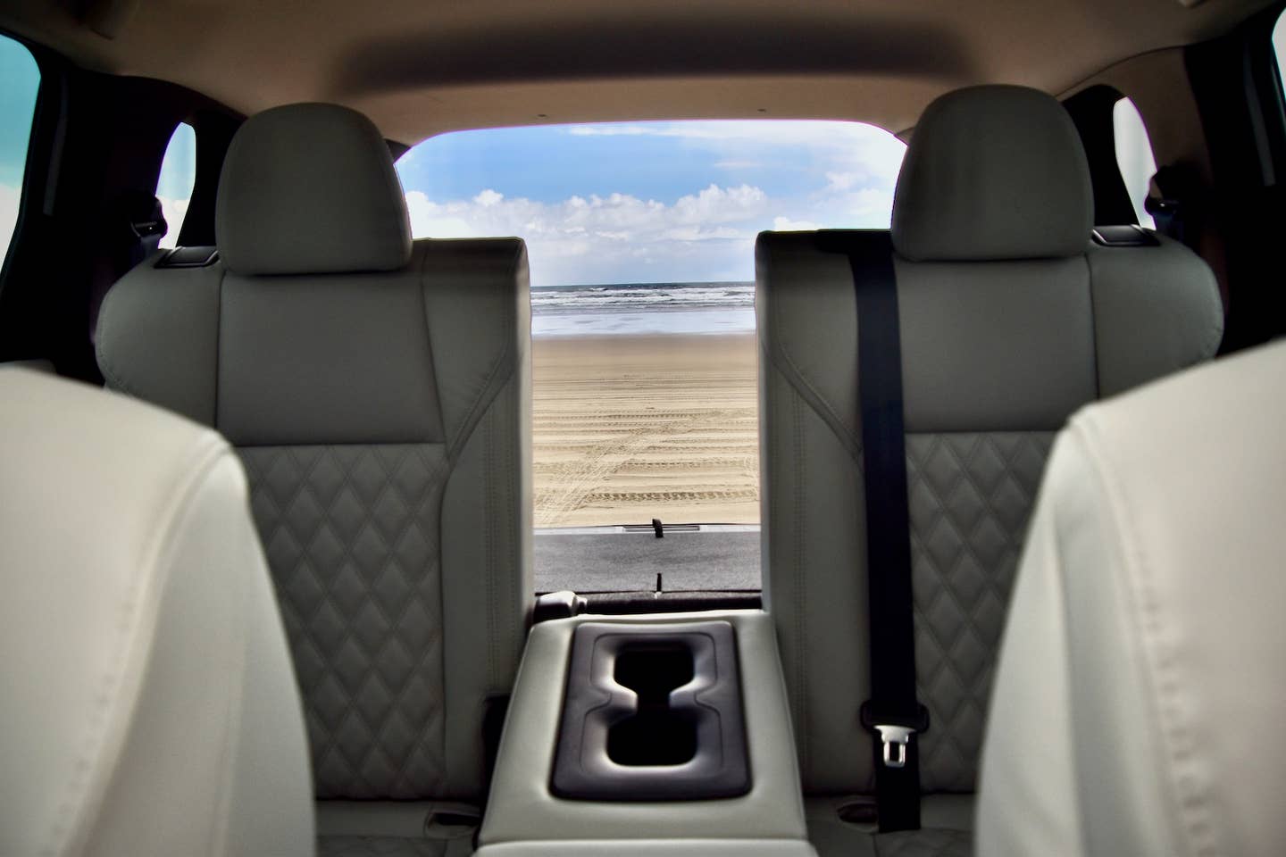 2023 Mitsubishi Outlander SEL S-AWC second row overlooking the ocean