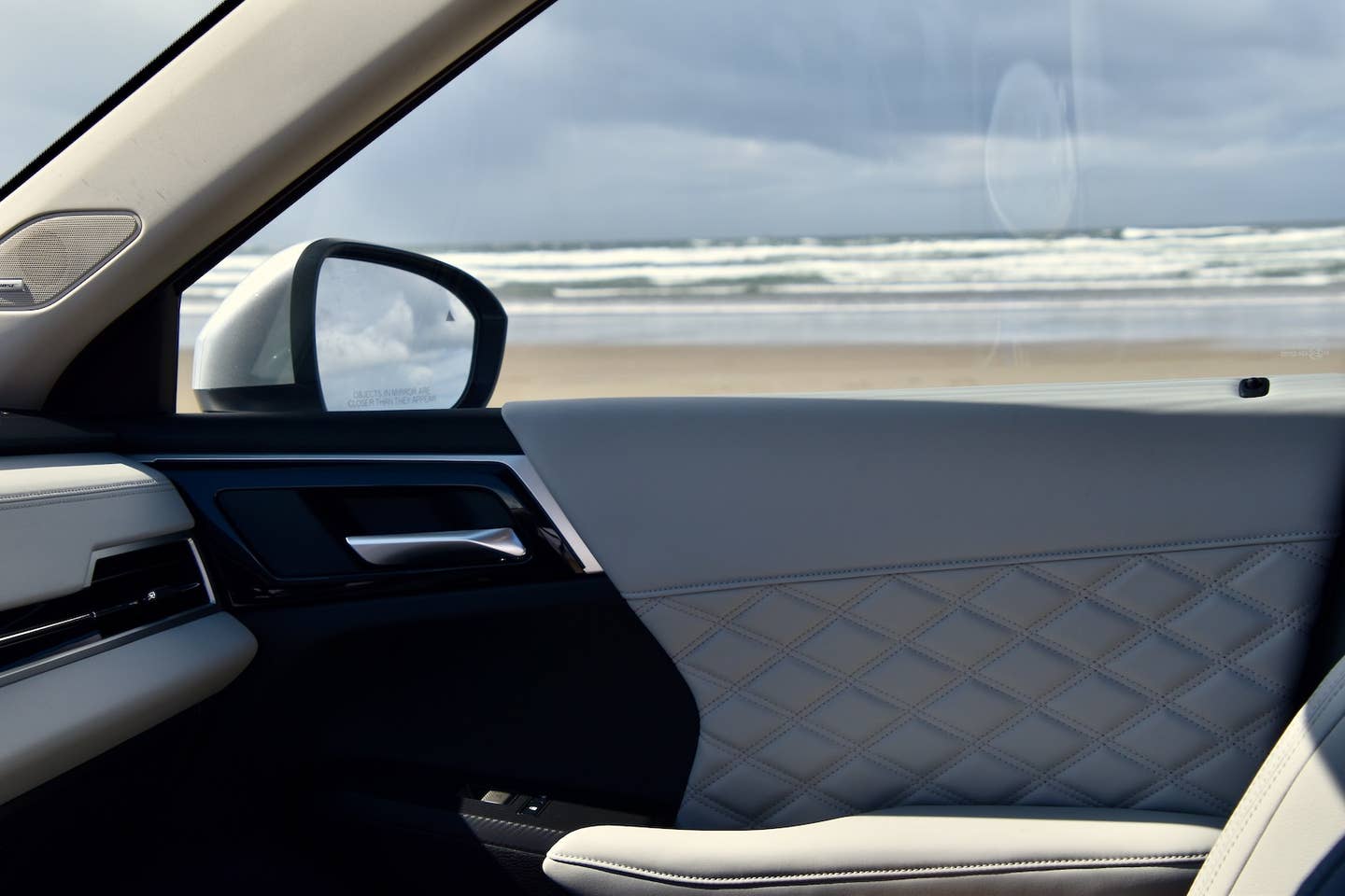 2023 Mitsubishi Outlander SEL S-AWC interior view of the Pacific Ocean