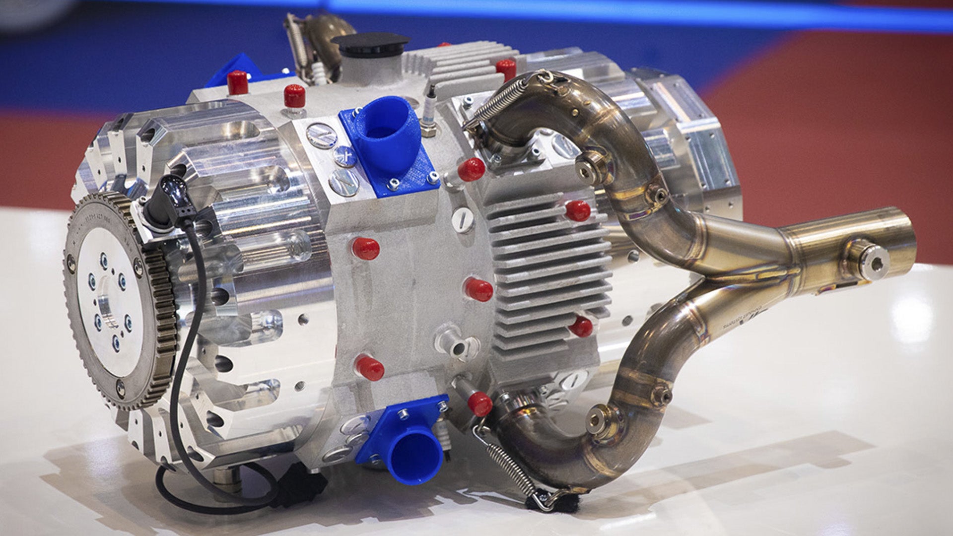 A empresa constrói um poderoso motor “one-stroke” de 500 cc e o instala prontamente no Miata