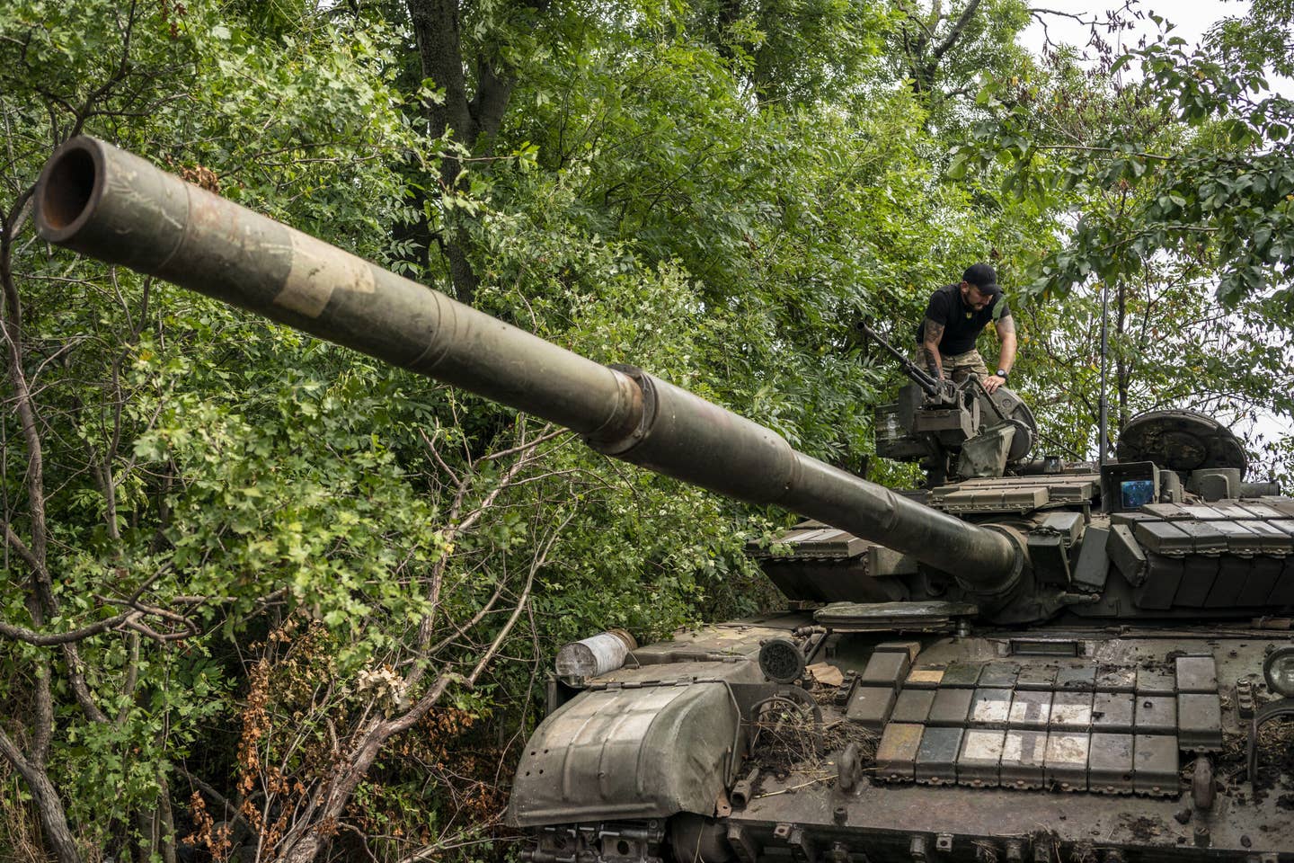 DONETSK OBLAST, UKRAINE - JULY 19: Soldiers of the 72nd Brigade prepare T-64 tank amid Russia-Ukraine war, in the direction of Vuhledar, Donetsk Oblast, Ukraine on July 19, 2023. (Photo by Jose Colon/Anadolu Agency via Getty Images)