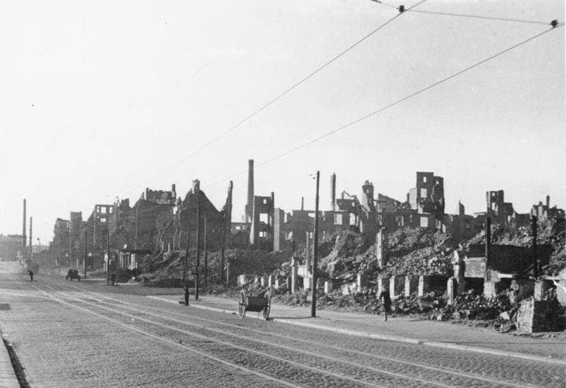 A working-class residential area of Hamburg, still in ruins when photographed in 1947. <em>Bundesarchiv</em>