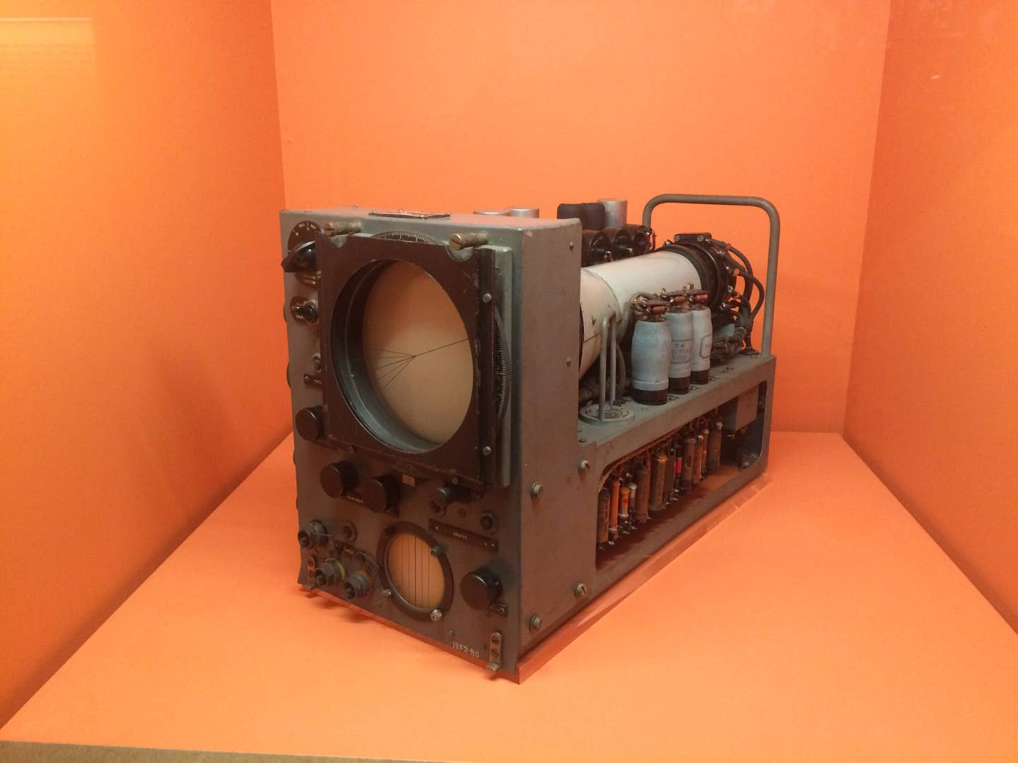 An H2S radar display screen unit as used during World War II. <em>Elektrik Fanne/Wikimedia Commons</em>