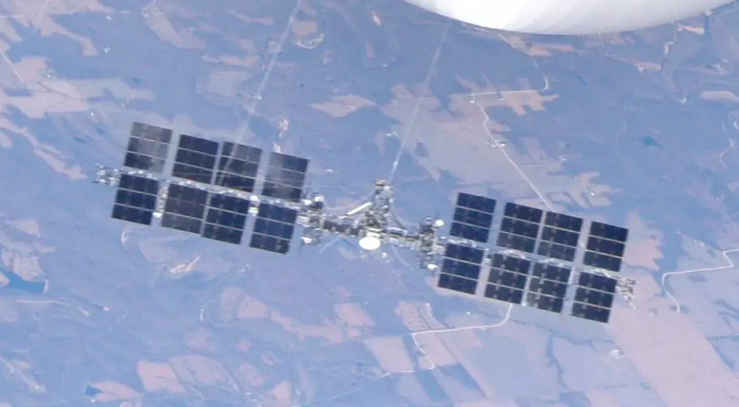 A close-up view of the Chinese balloon’s suspended payload, which consists of a center section flanked by two arrays of solar panels. U.S. officials assess that the entire assembly likely weighed two thousand pounds or more. <em>U.S. Department of Defense</em>