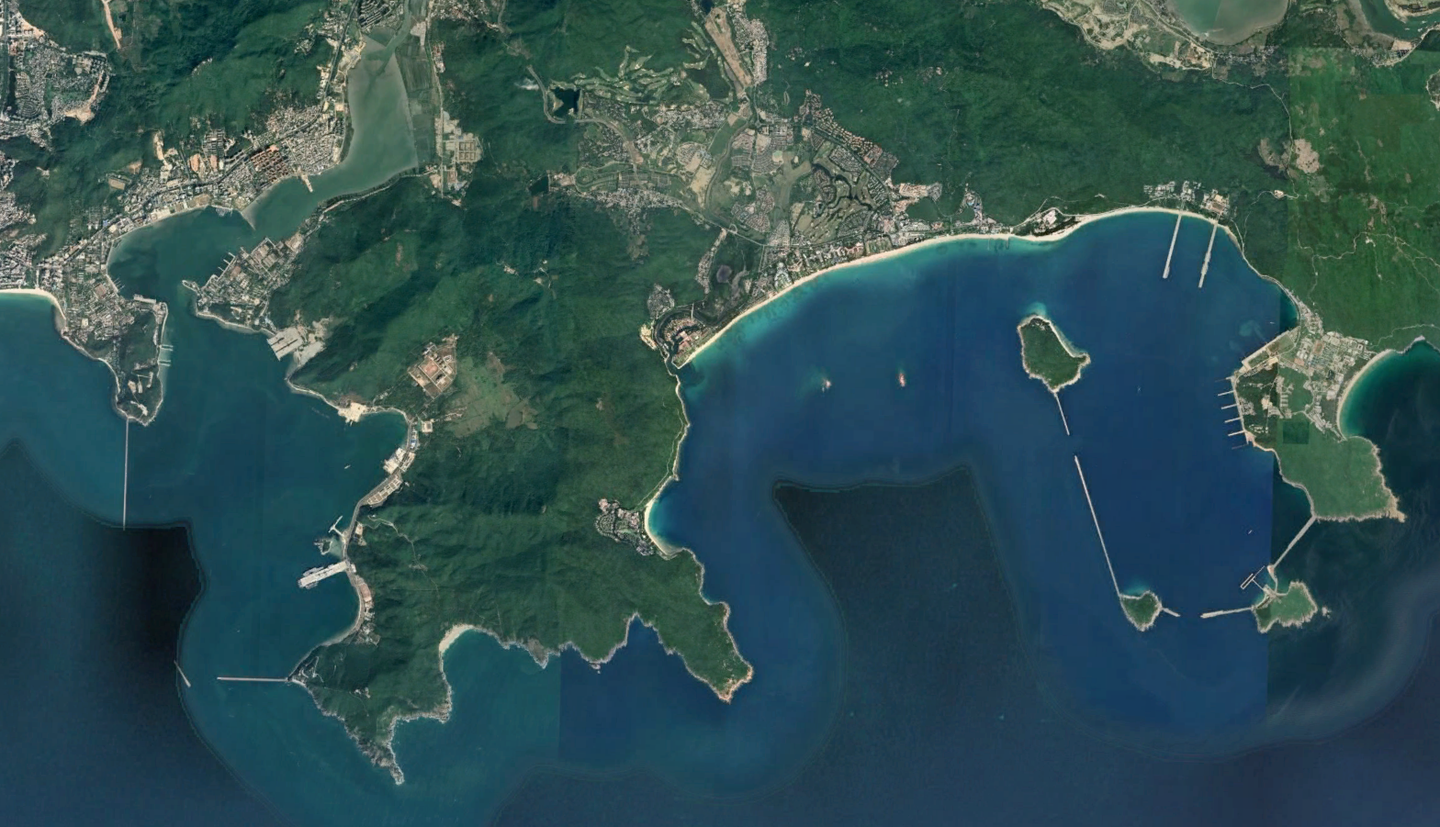 De enorme marine-installatie van Yulin op de zuidpunt van het eiland Hainan, ongeveer 240 kilometer ten noordwesten van de Paracels.  (Google Earth)