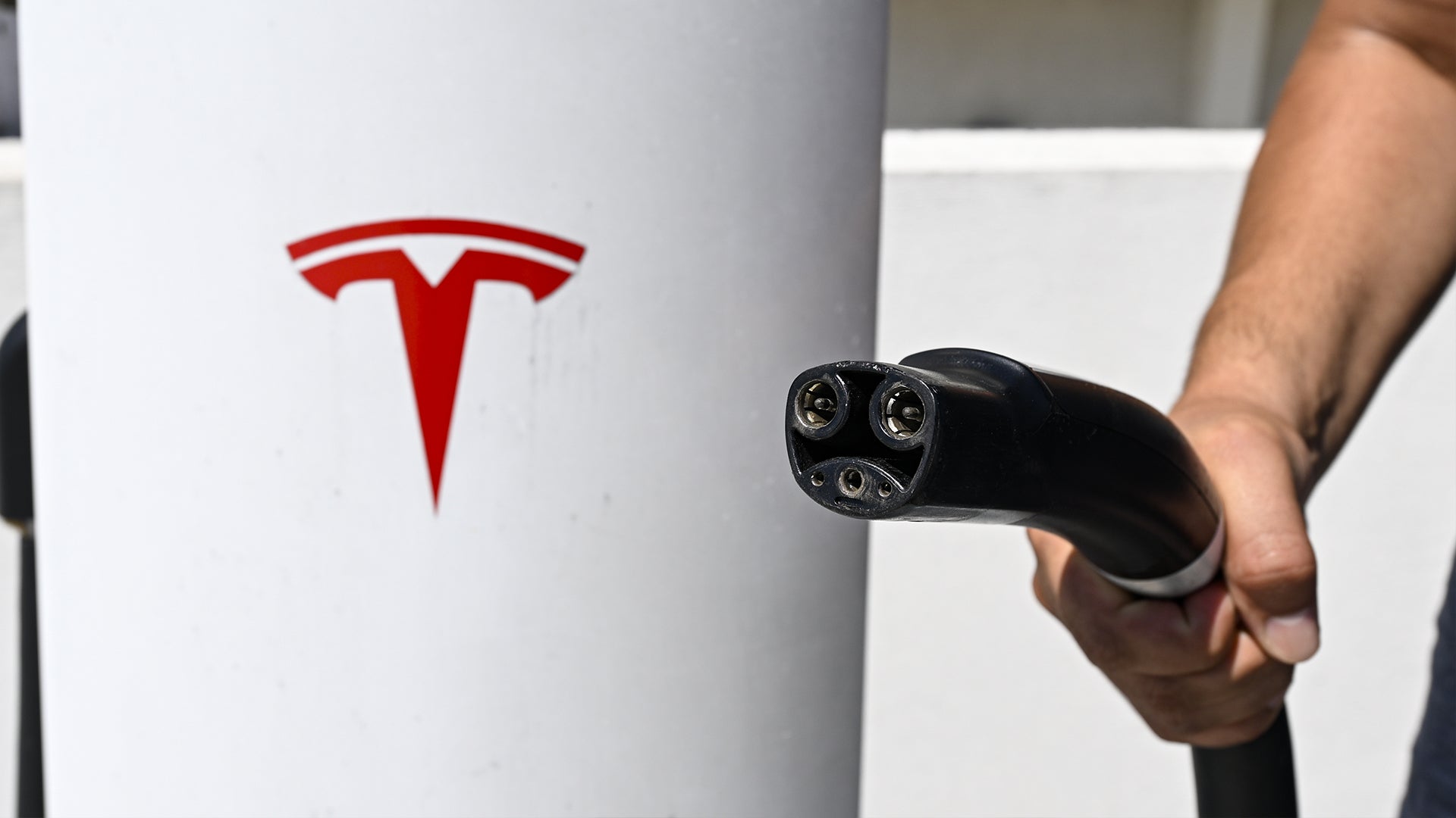 Texas dwingt door de belastingbetaler gefinancierde EV-opladers om de stekker van Tesla te gebruiken