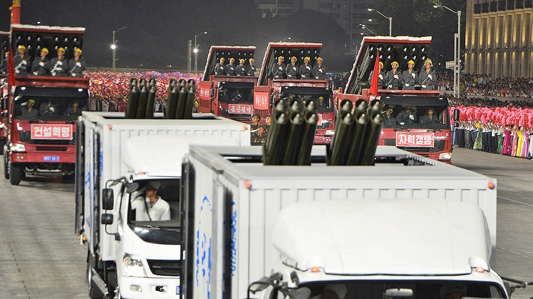 كوريا الشمالية تطلق لأول مرة قاذفات صواريخ تشبه الشاحنات المدنية