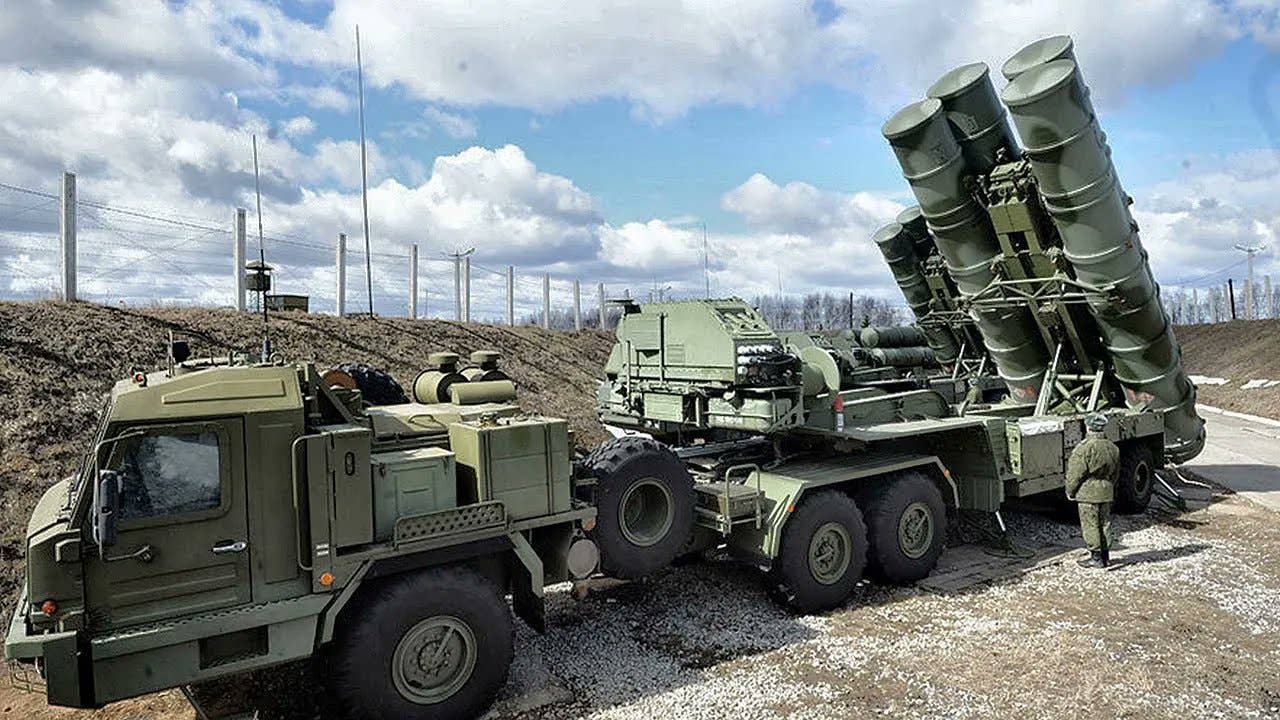 A Russian S-400 Triumf surface-to-air missile system. Via Twitter