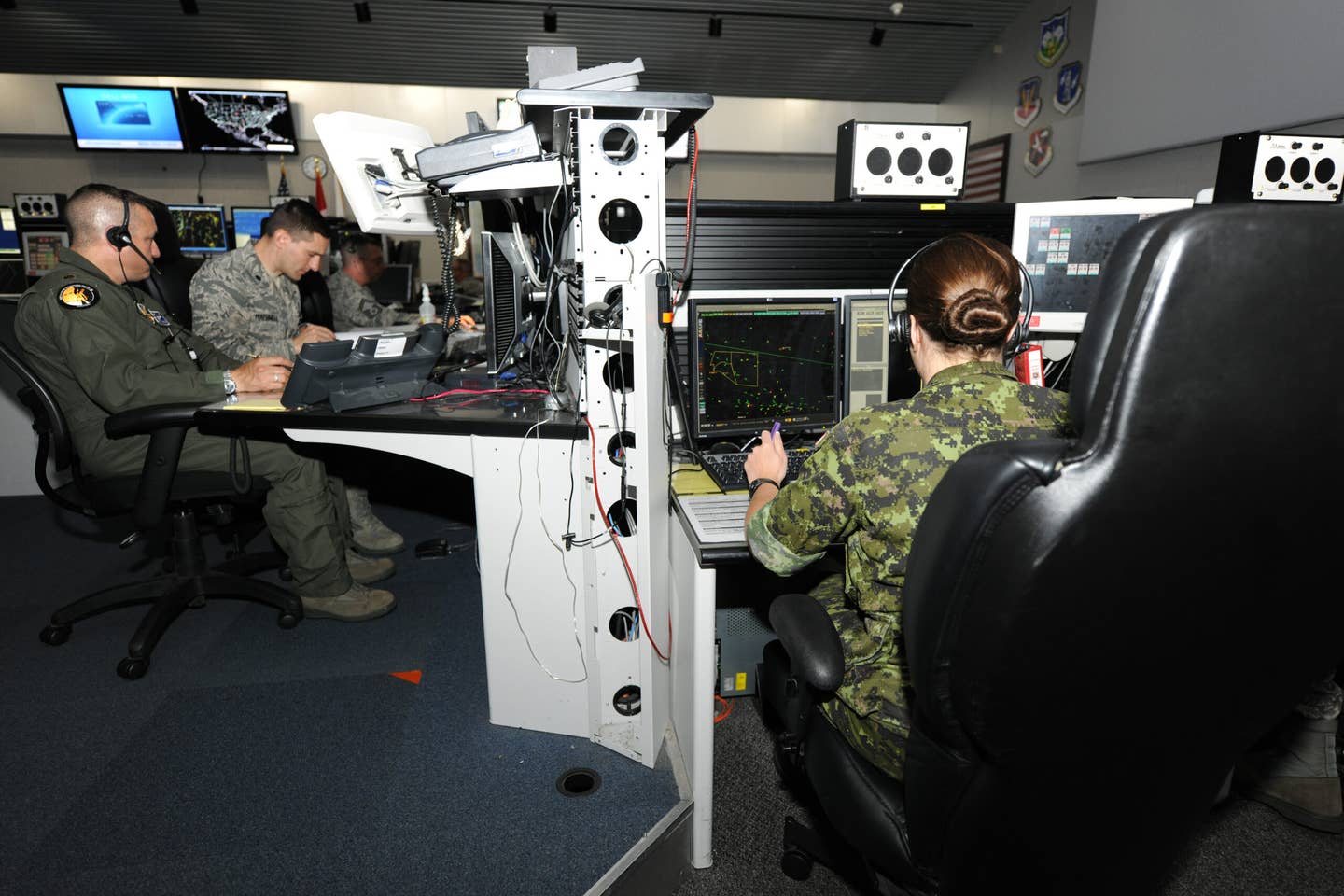 Východní sektor protivzdušné obrany (EADS) Letci provádějící 24/7 misi protivzdušné obrany.  CBC2 výrazně zlepší rozhraní a využití datových operátorů pro obranu severoamerického vzdušného prostoru.  (USAF)