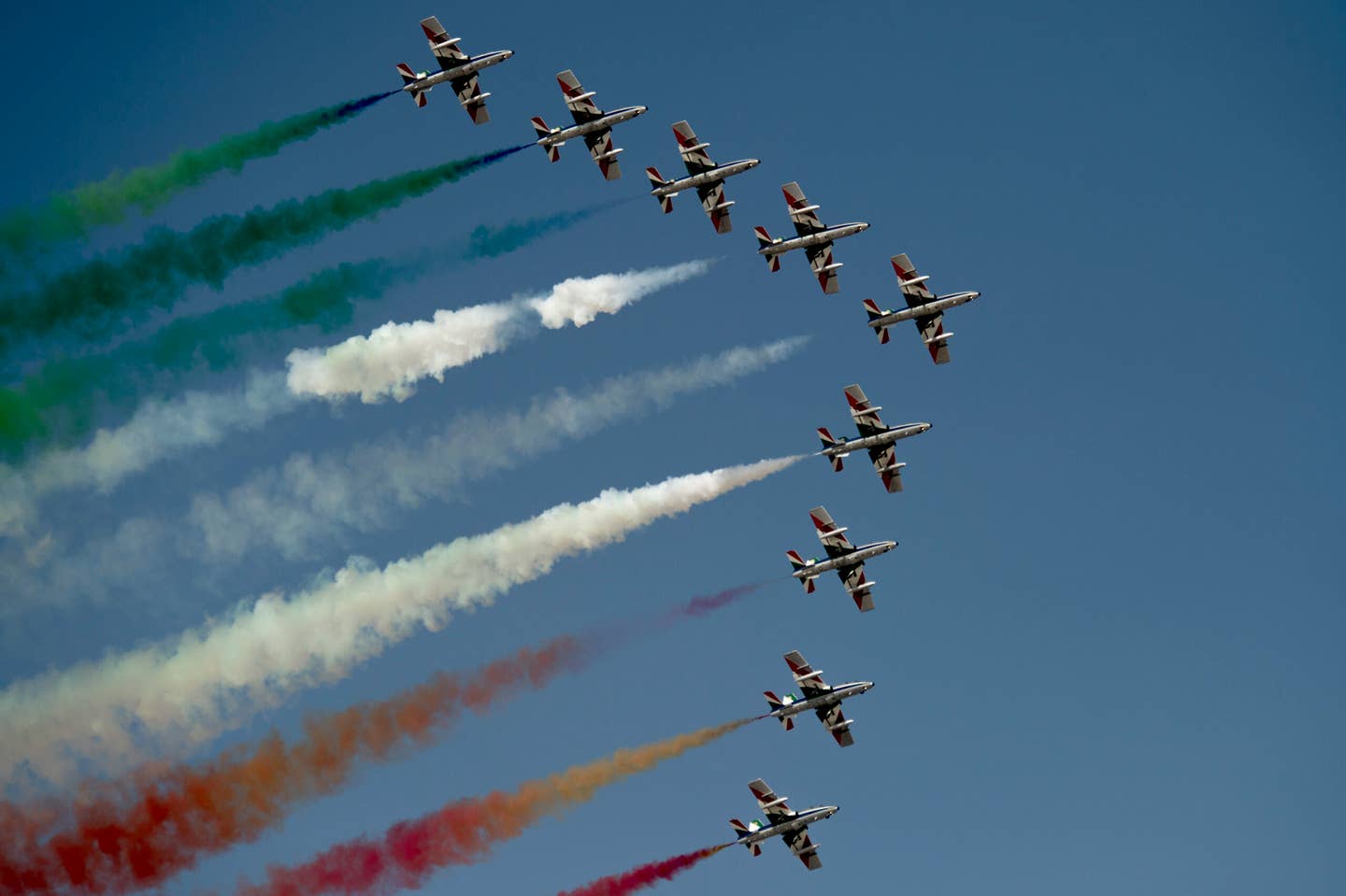 Frecce Tricolore vystoupí v roce 2015 na Dubai Air Show.  (Americké letectvo prostřednictvím Wikimedia Commons)