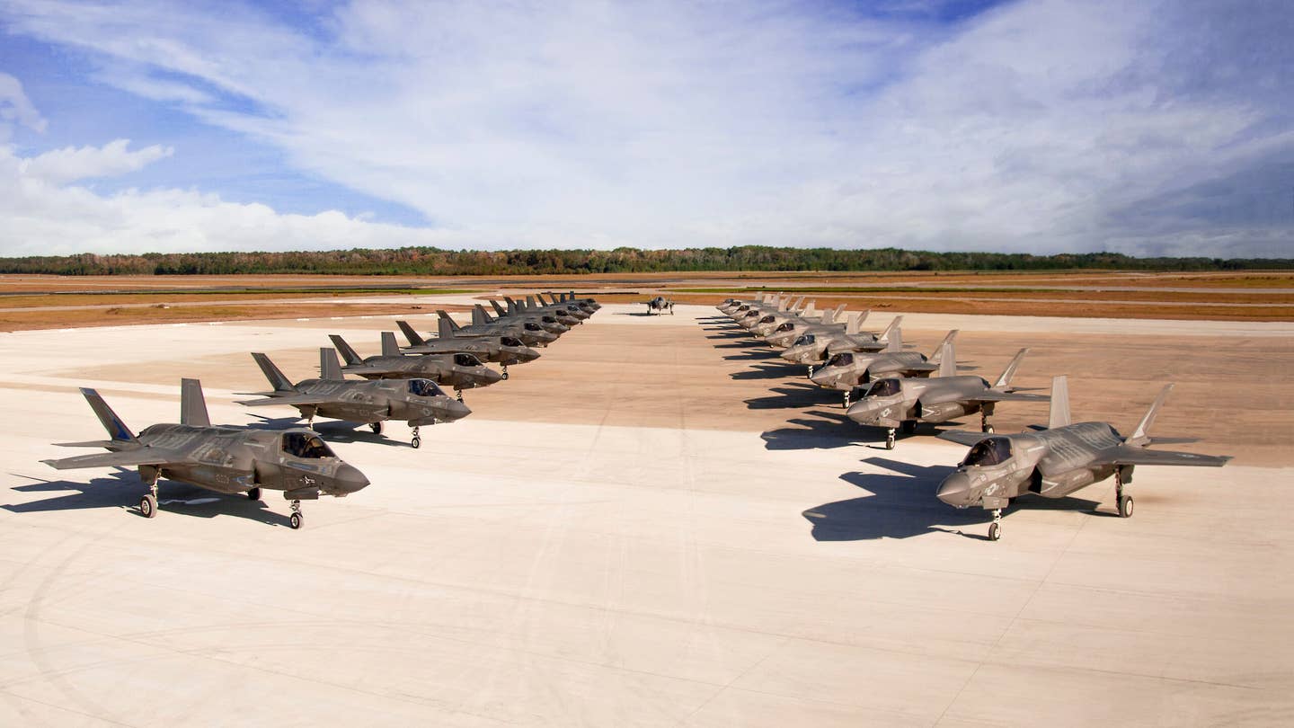 F-35B provádějí hromadný start na letecké stanici námořní pěchoty Beaufort.  (Foto ilustrační foto americké námořní pěchoty, štábní seržant Brittney Vella)