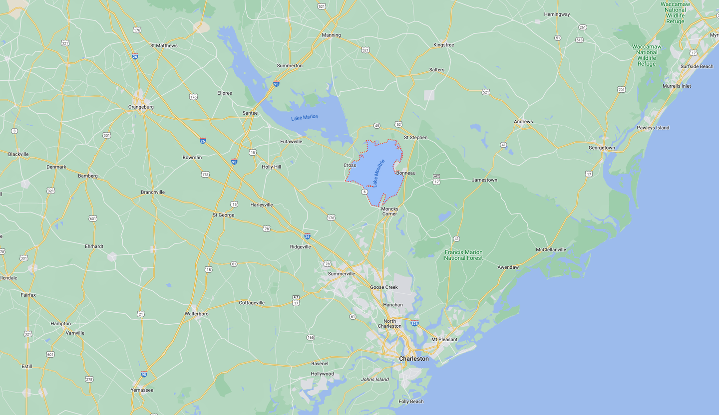 Tato dvě jezera se nacházejí severně od Charlestonu.  (Google mapy)