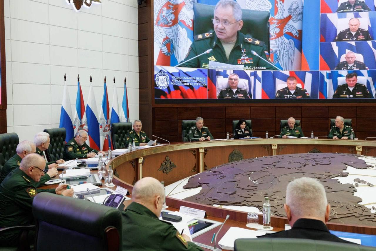 Ruský admirál Viktor Sokolov je vidět na velké obrazovce pod vedením ministra obrany Sergeje Šojgu na tomto obrázku zveřejněném ruským MO.  (ruský MO)