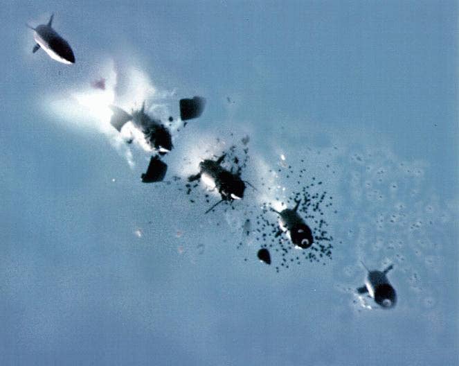 Složený obrázek ATACMS vypouštějícího smrtící náklad bomb.  (Americká armáda)