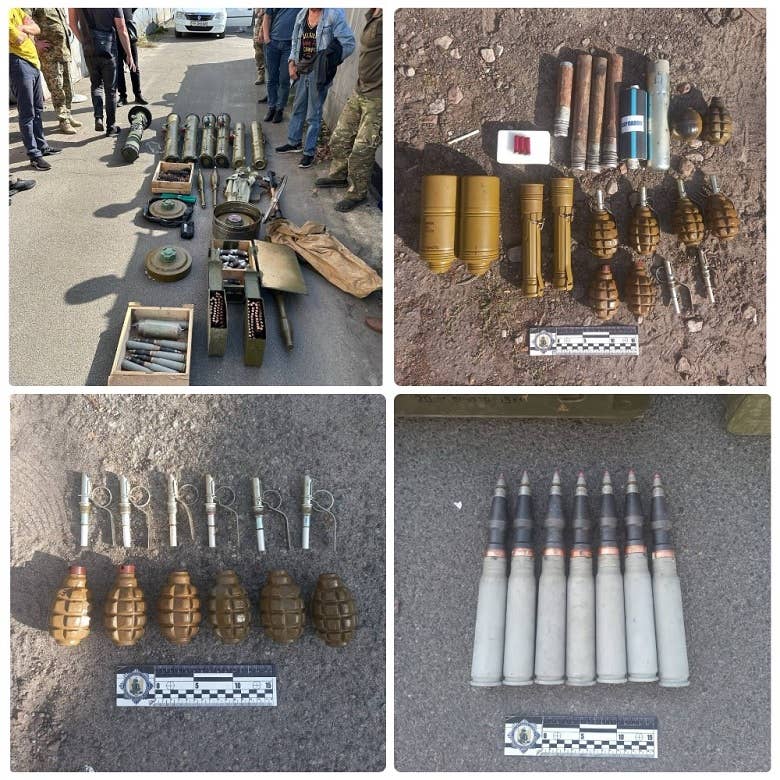 Ukrajinská národní policie ve středu našla část skrýše zbraní.  (foto ukrajinské národní policie)