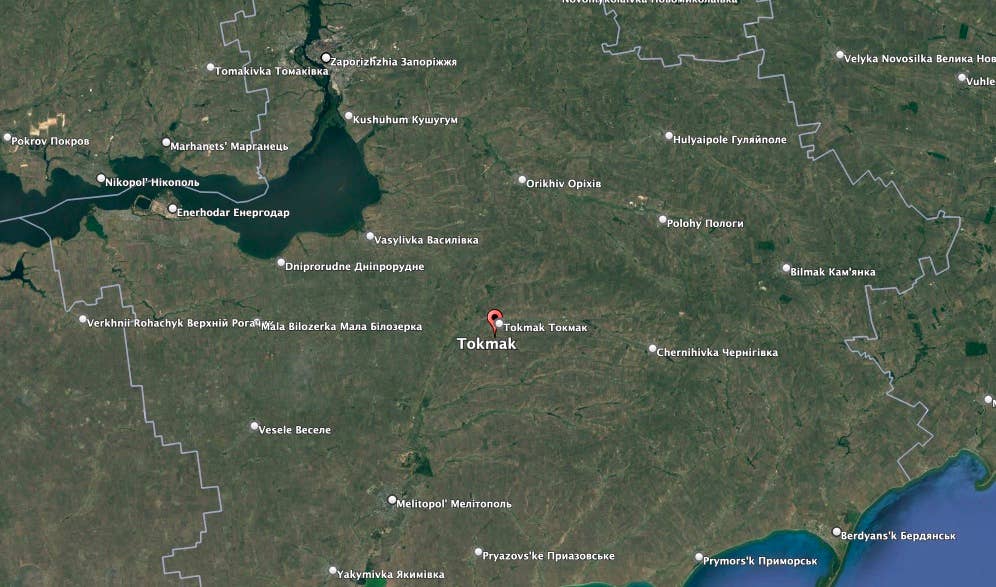 Tokmak je asi 20 mil od ukrajinských frontových linií.  (obrázek Google Earth)