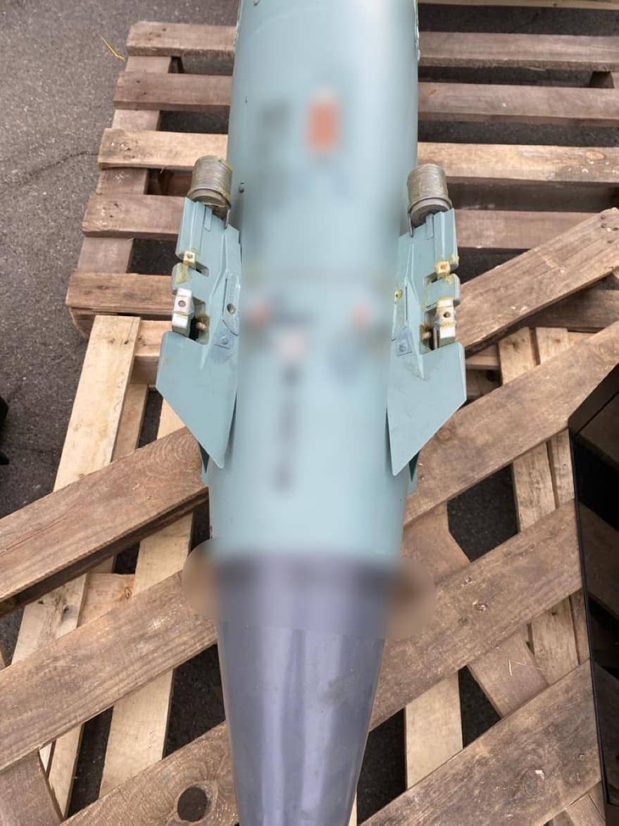 Jedna z raket umístěná na paletě.  (foto ukrajinské národní policie)