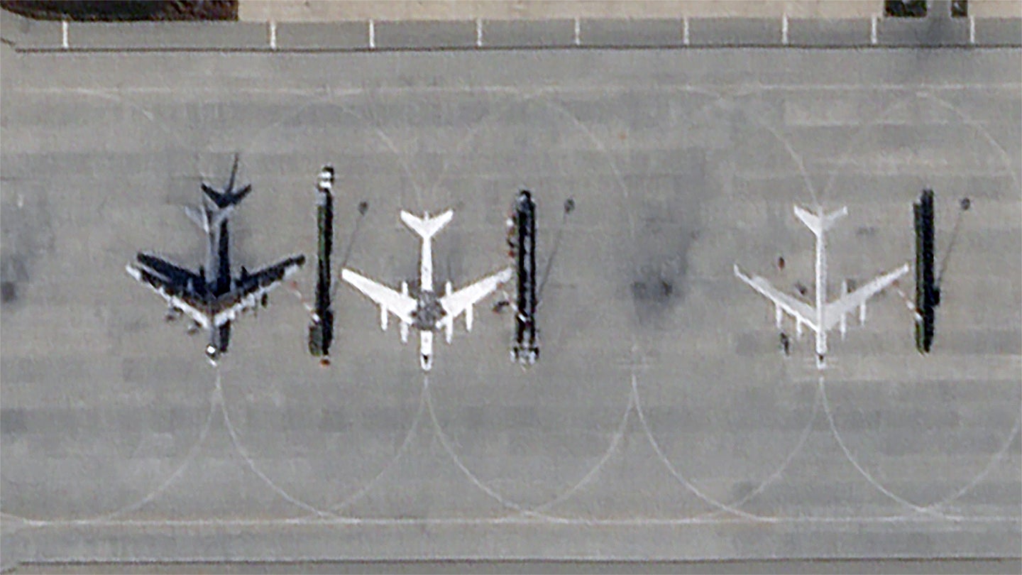 Tu-95-lokvogels worden op het platform van de Russische luchtmachtbasis geschilderd