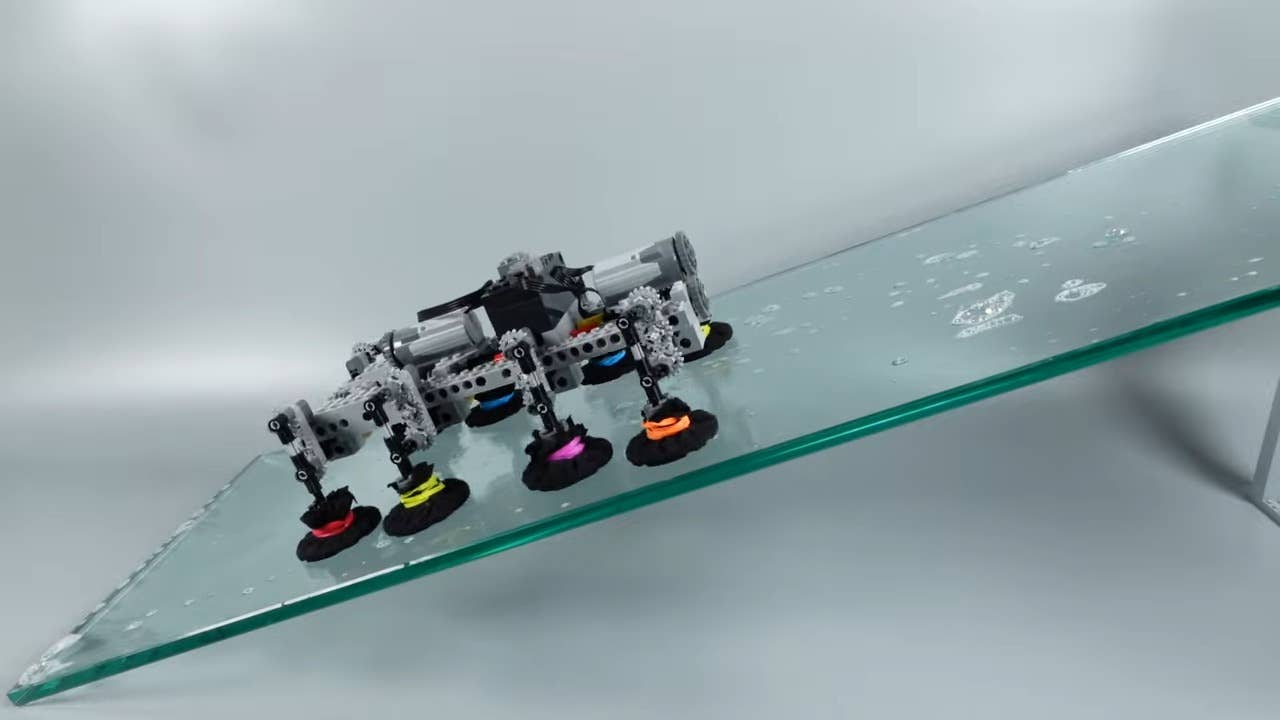 Podívejte se, jak se toto auto Lego vyvíjí, aby zvládlo kluzké svahy s chytrým inženýrstvím