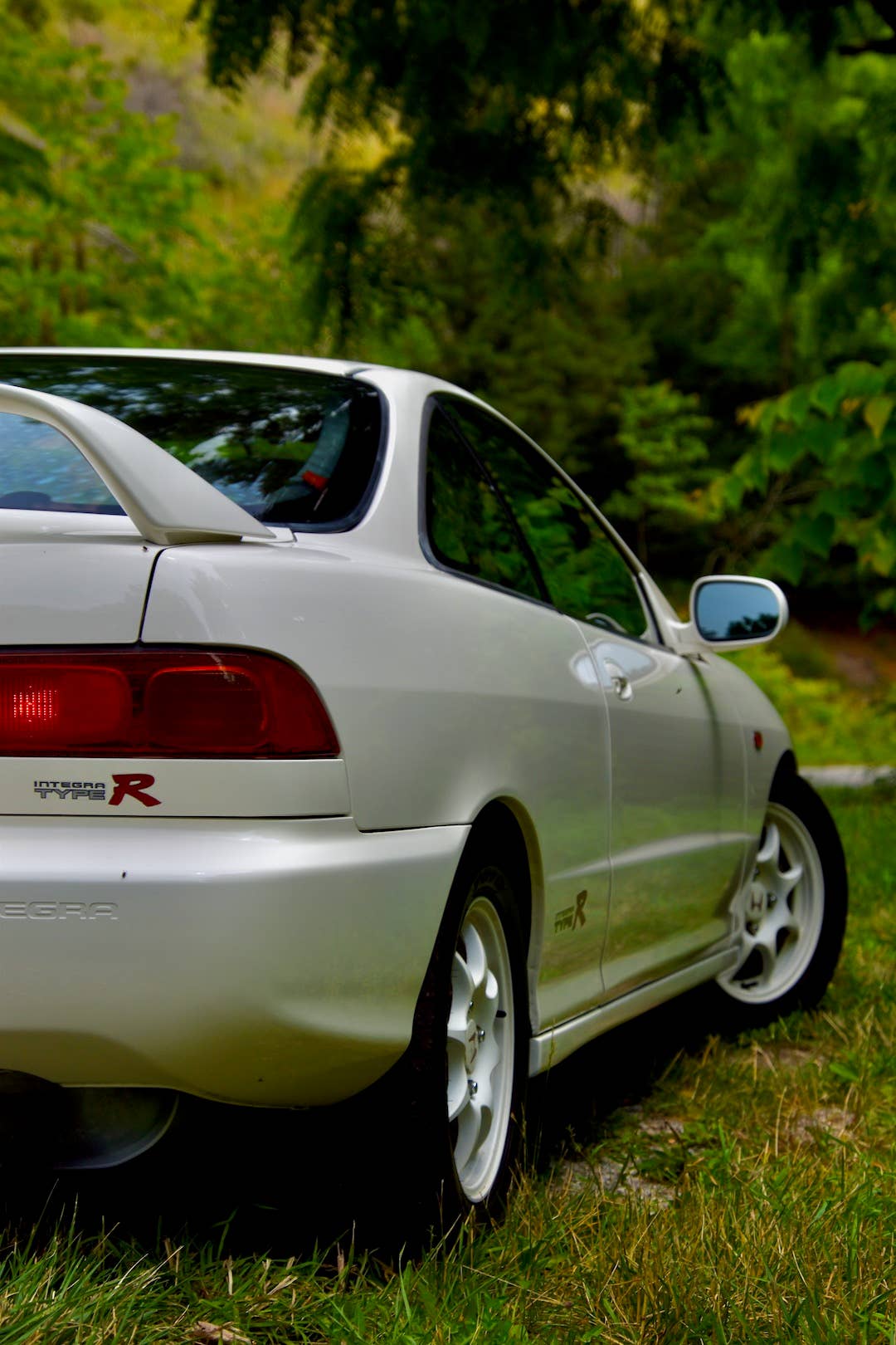 1996 Boční profil Honda Integra Type R s travnatým podkladem
