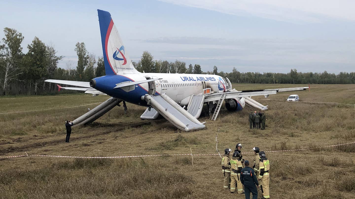 Russian Airliner Stranded in Siberian Field May Attempt Takeoff When Ground Freezes