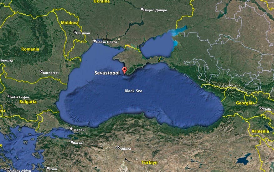 Ačkoli Rusko přesunulo řadu lodí ze Sevastopolu, stále je jich tam mnoho, jak nám řekl odborník.  (obrázek Google Earth).