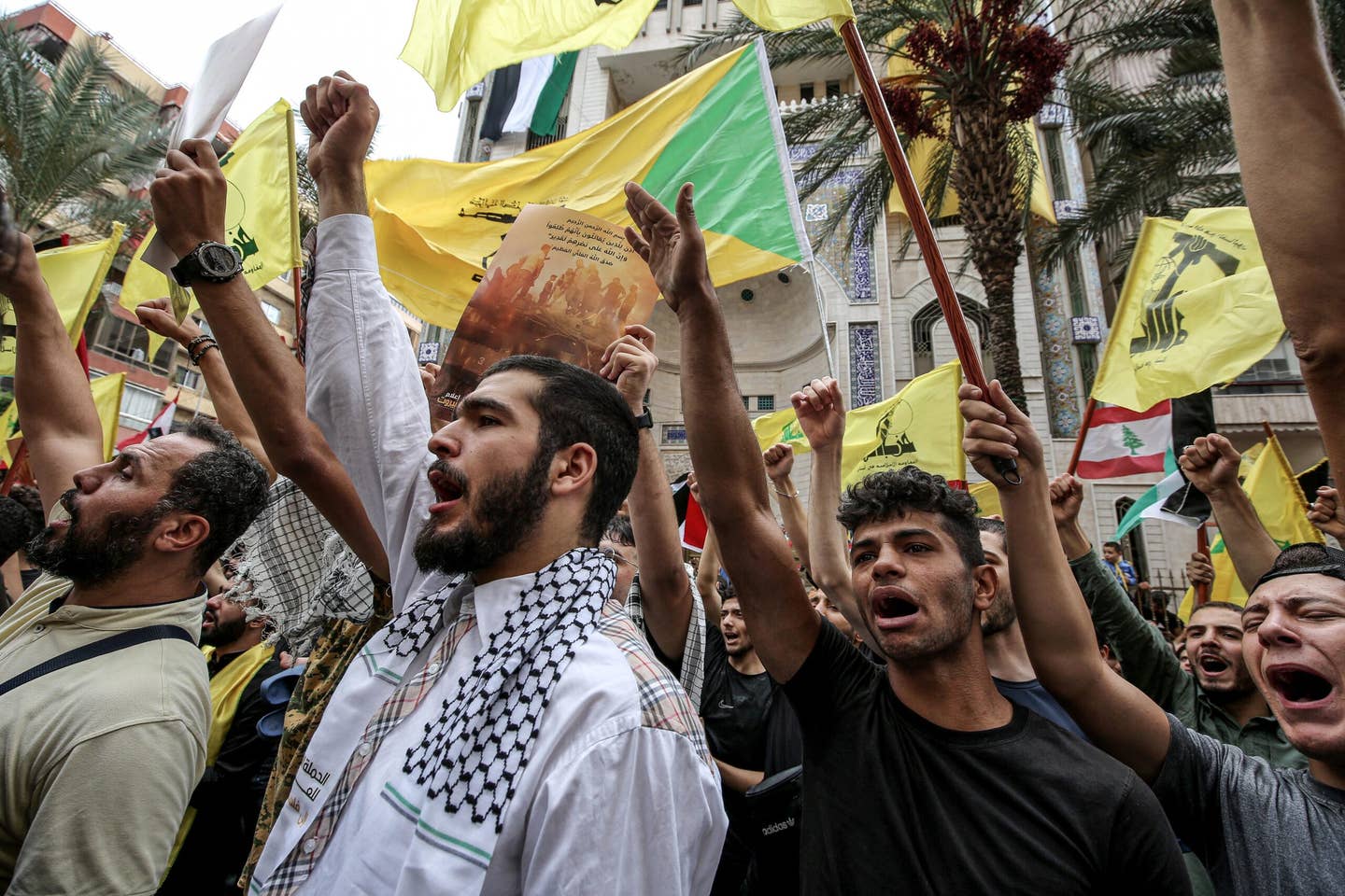 Libanonští proíránští příznivci Hizballáhu se účastní shromáždění na jižním předměstí Bejrútu, aby ocenili nečekaný útok militantů Hamasu proti izraelským městům a osadám poblíž pásma Gazy.  (Foto od Marwana Naamaniho / aliance obrázků prostřednictvím Getty Images)