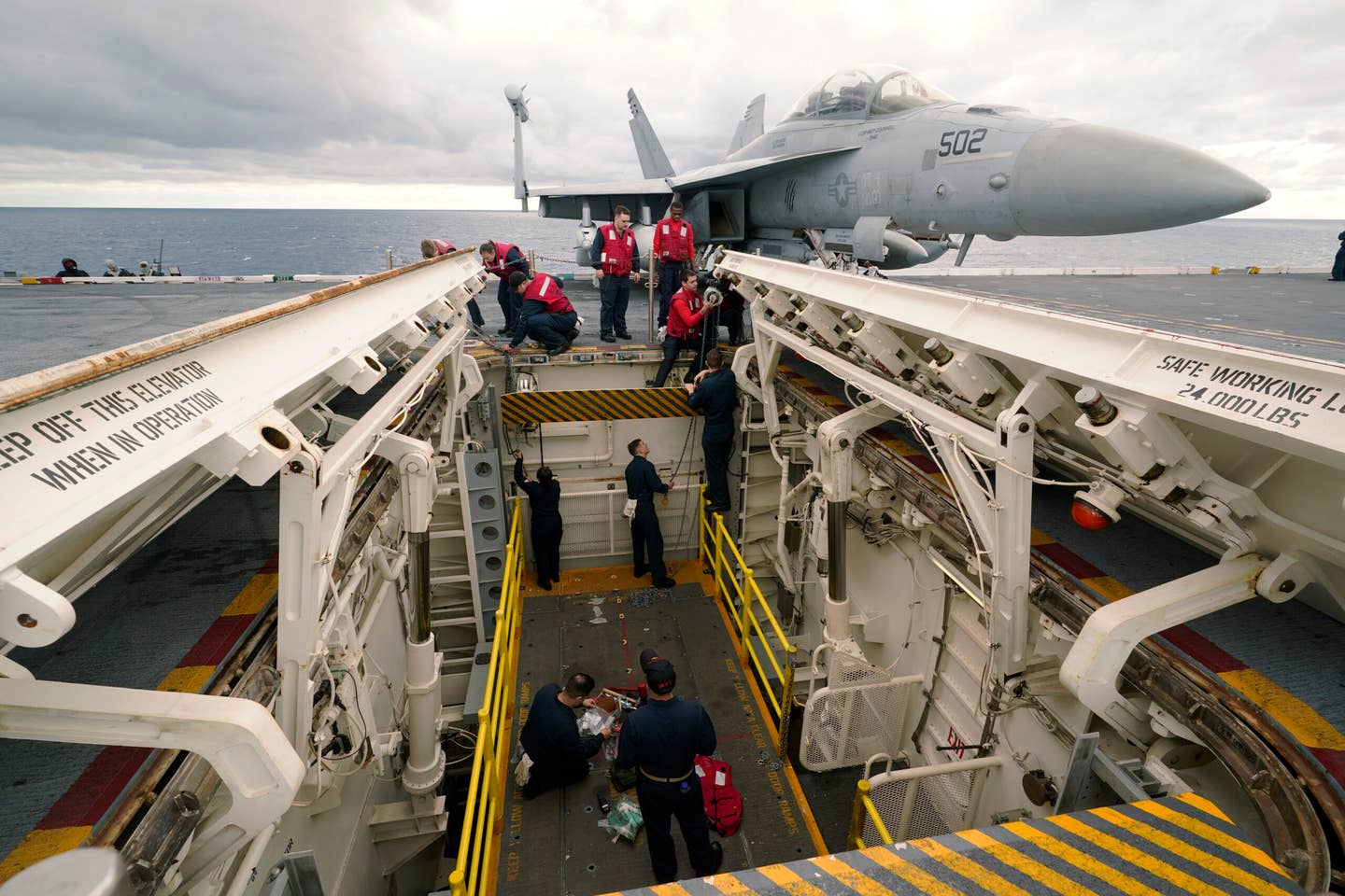 Pentagon nařídil úderné skupině letadlových lodí Geralda R. Forda odplout do východního Středomoří.  (AP Photo/Steve Helber, soubor)