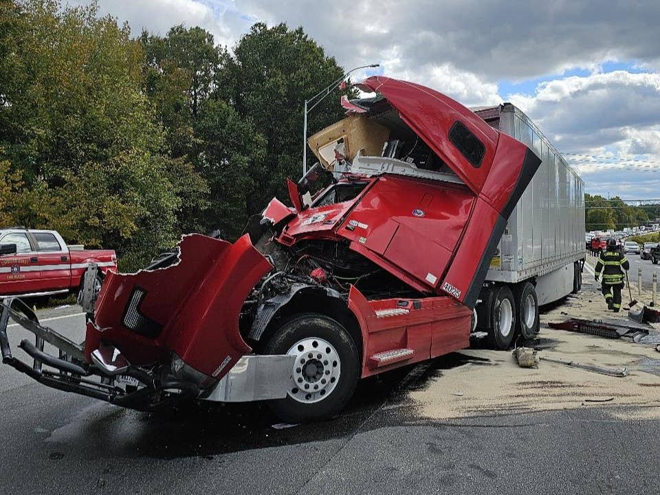 Řidič náklaďáku odchází od nehody, která vymazala kabinu jejich kamionu