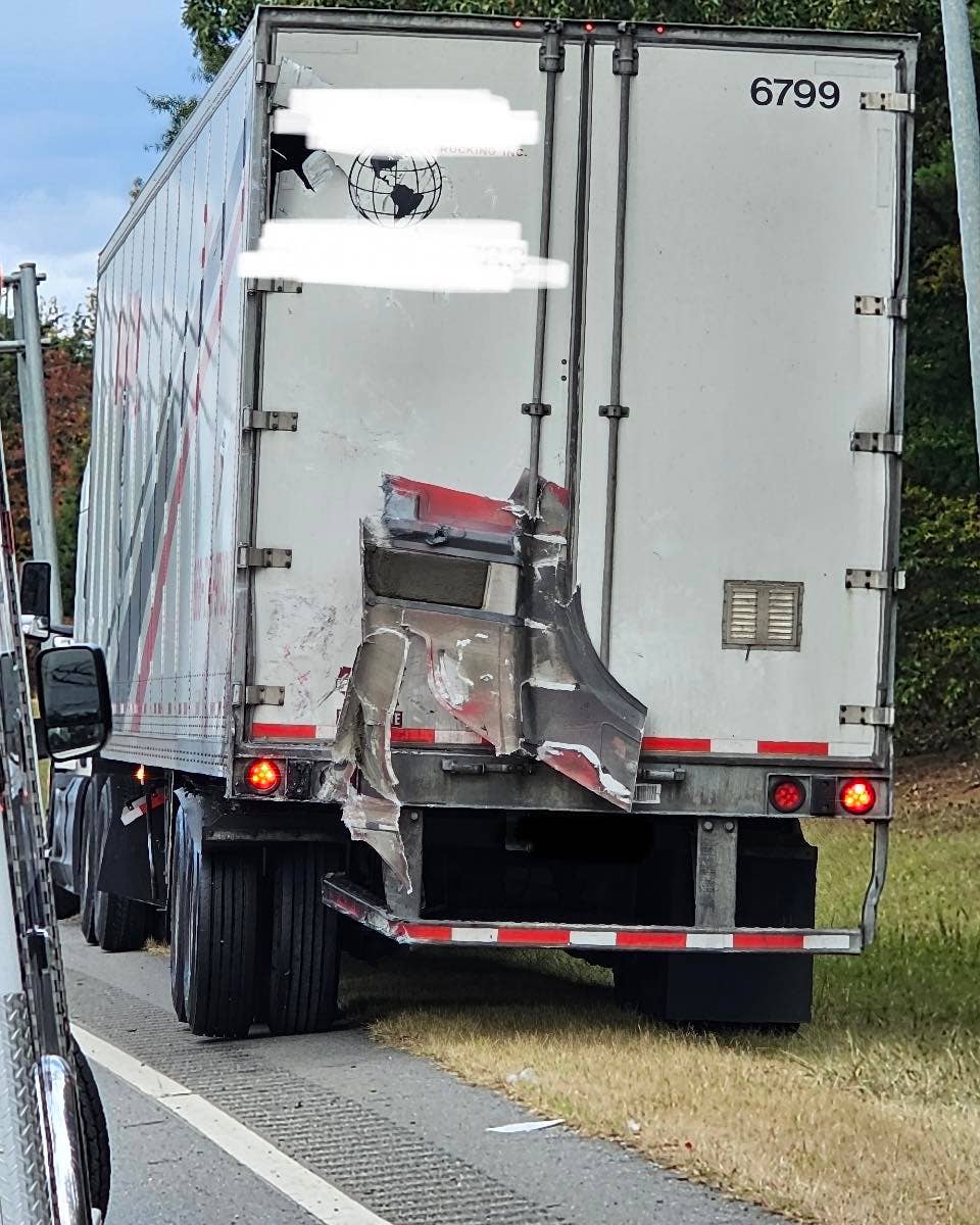 Řidič náklaďáku odchází od nehody, která vymazala kabinu jejich kamionu