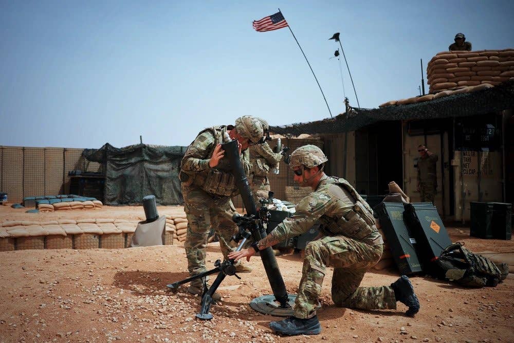Vojáci rozmístění v At-Tanf Garrison v Sýrii ostřelují 81mm minometný zbraňový systém během cvičení připravenosti 22. dubna 2020. (foto americké armády od seržanta Williama Howarda)